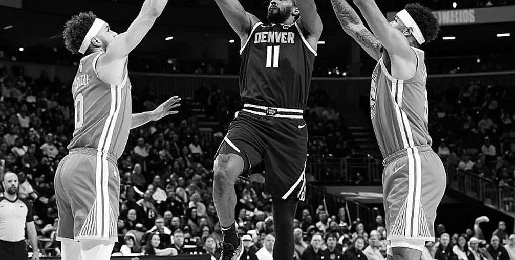 Đọc một bản tin chuyển nhượng NBA không nguồn, không số, không ngày
