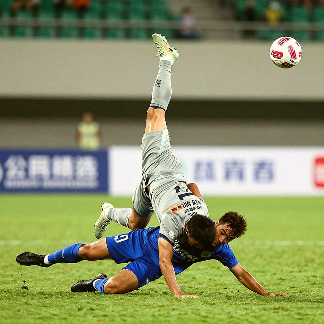 Viên ngọc không nằm trên kệ kính: V.League và bài toán tiền đạo nội