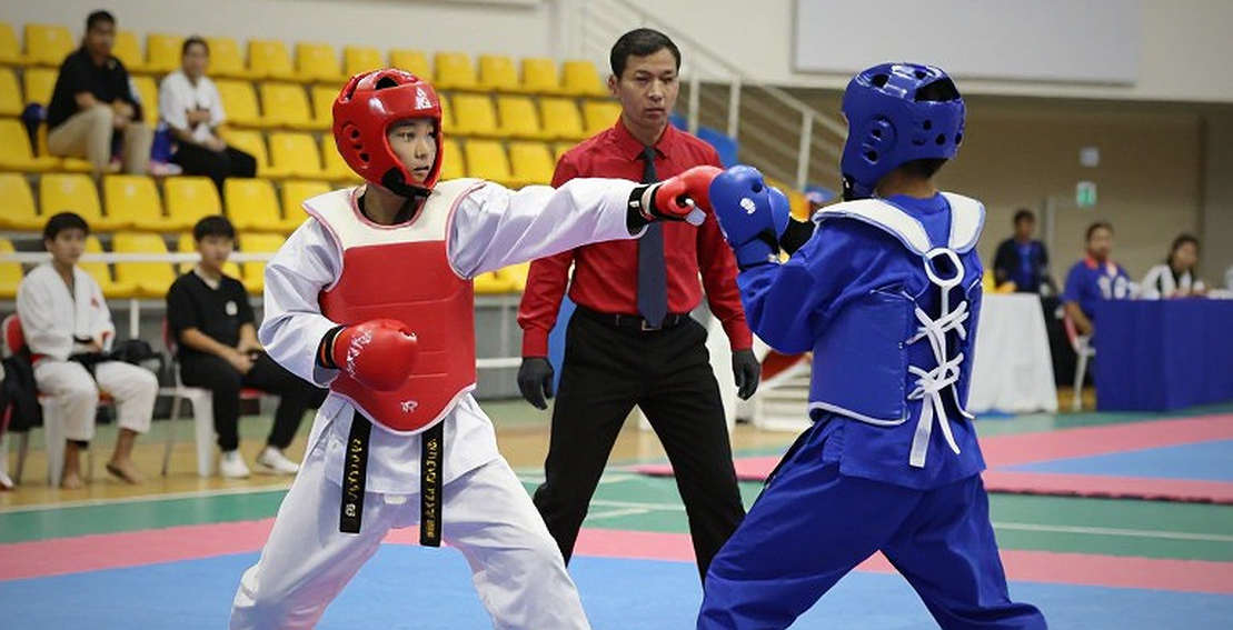 Raoni Barcelos: hiệp năm, chiếc cáng và điều máy CT chưa trả lời
